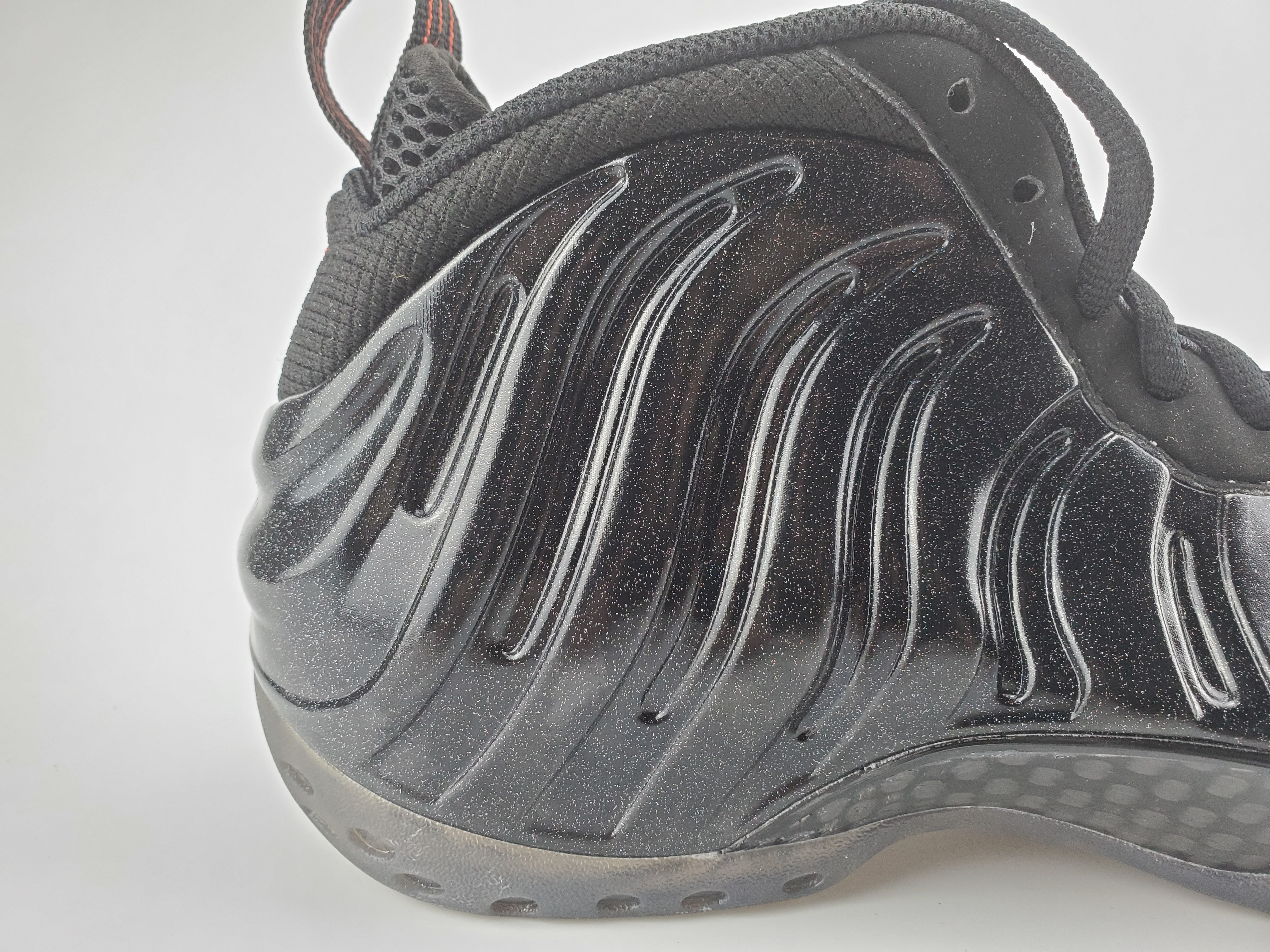 Nike Air Foamposite One “Black/Gold-Red”