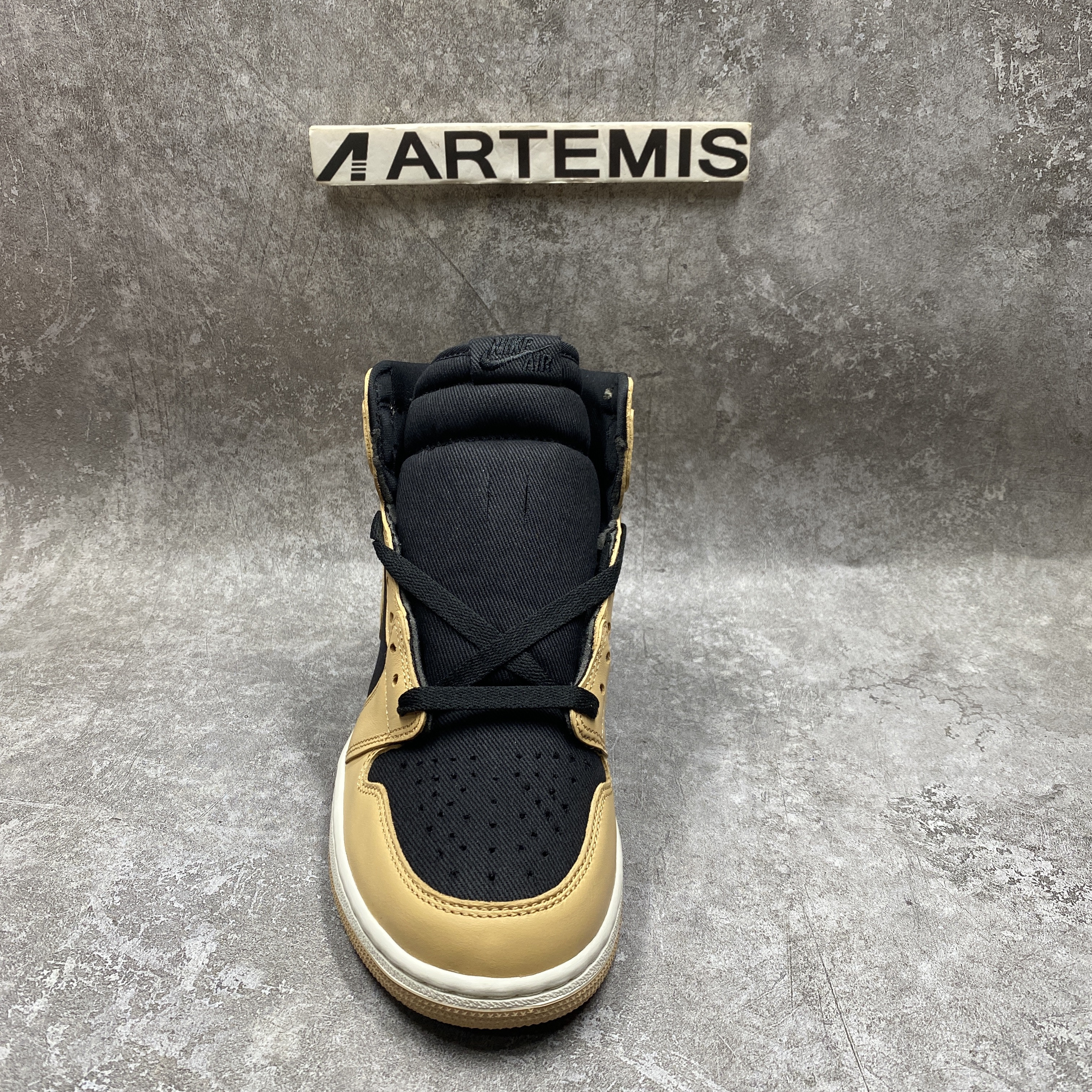 Air Jordan 1 Retro High OG Heirloom