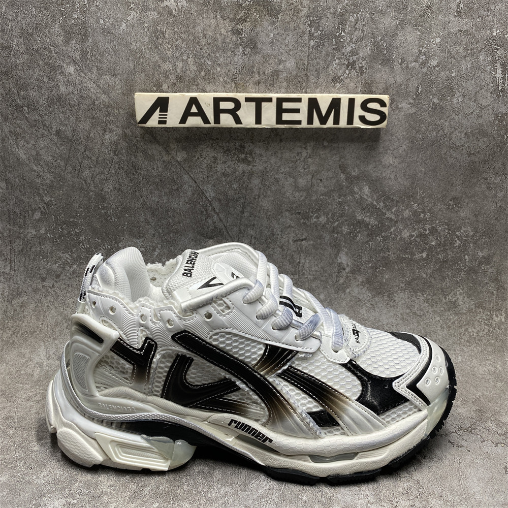 ua Ba*len*cia*ga runner sneaker