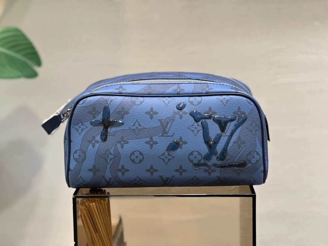 LV Dopp Kit M82337