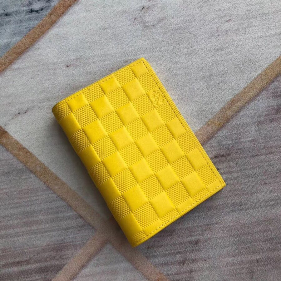 LV Passport cover Size:10*14*2.5cm