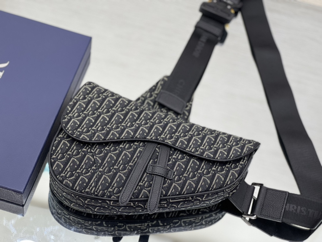 ch**an D*or saddle crossbody bag oblique canvas 26 x 19 x 4.5 cm