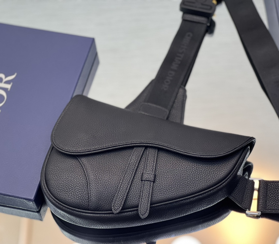 D*or saddle bag black grained calfskin 26 x 19 x 4.5 cm