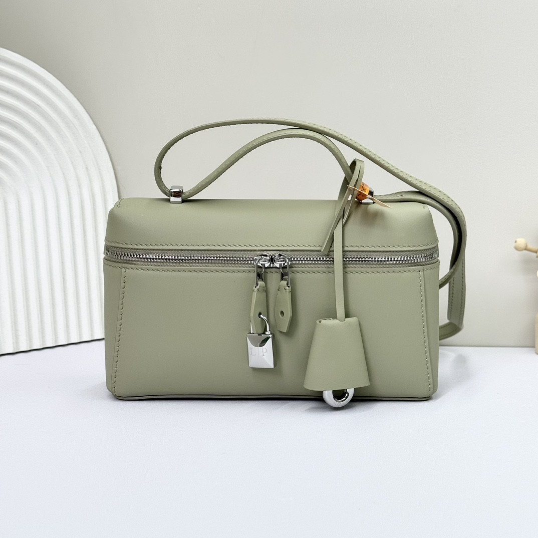 L**o p*ana extra pocket l19 smooth calfskin 11 x 19 x 6.5 cm