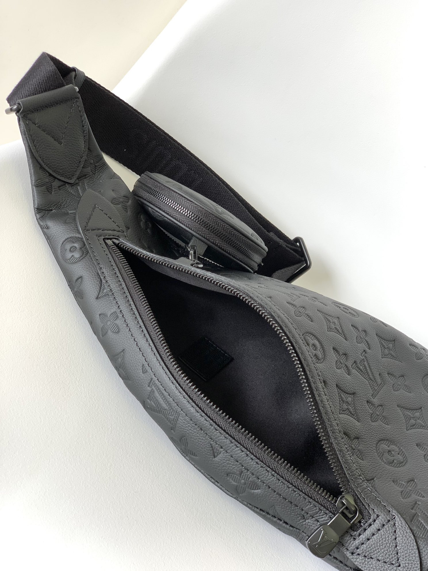 LV Duo Slingbag M21890 20 x 42 x 6CM