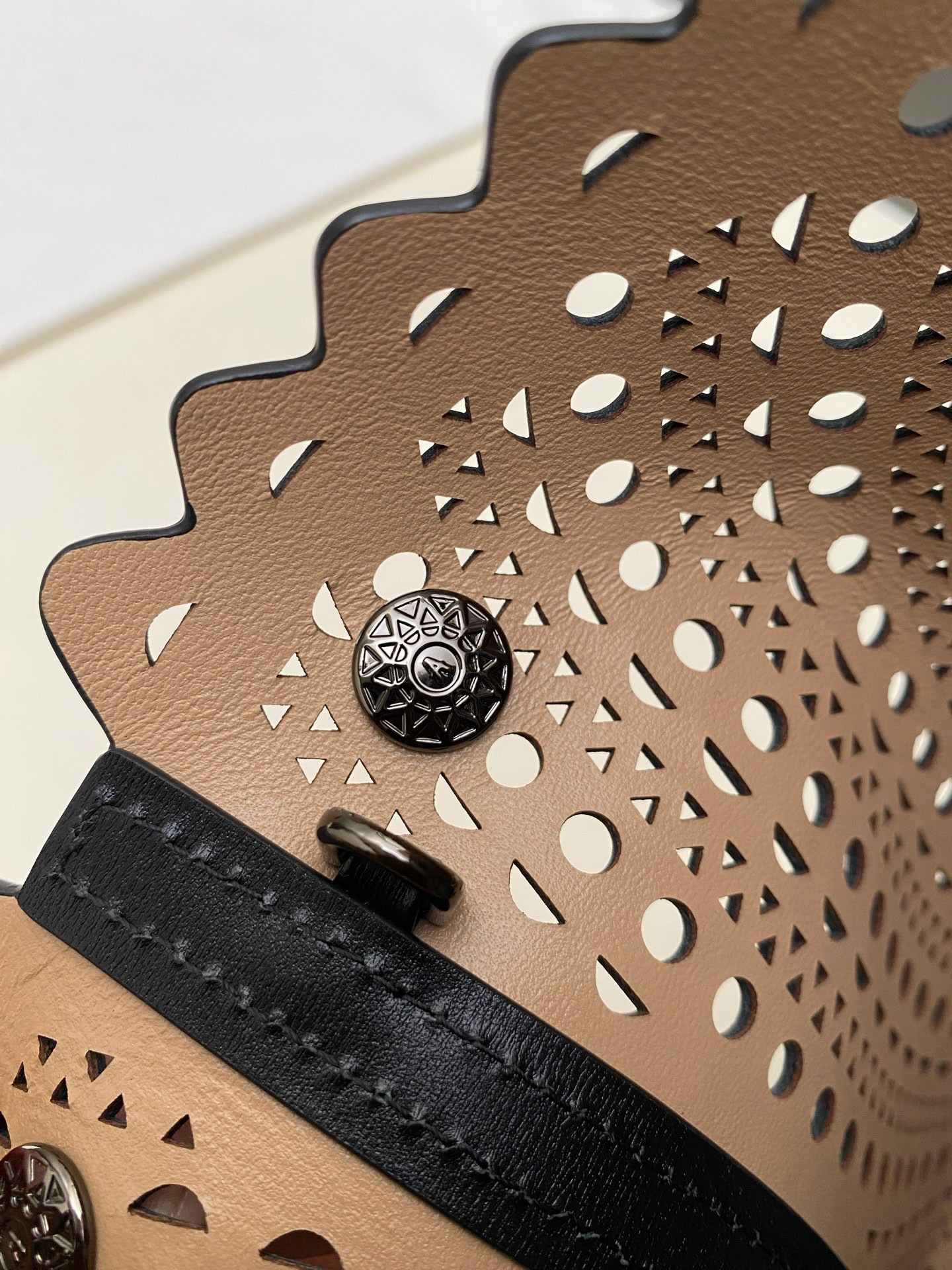 ALAÏA Mina 25 bag 25x20x12cm