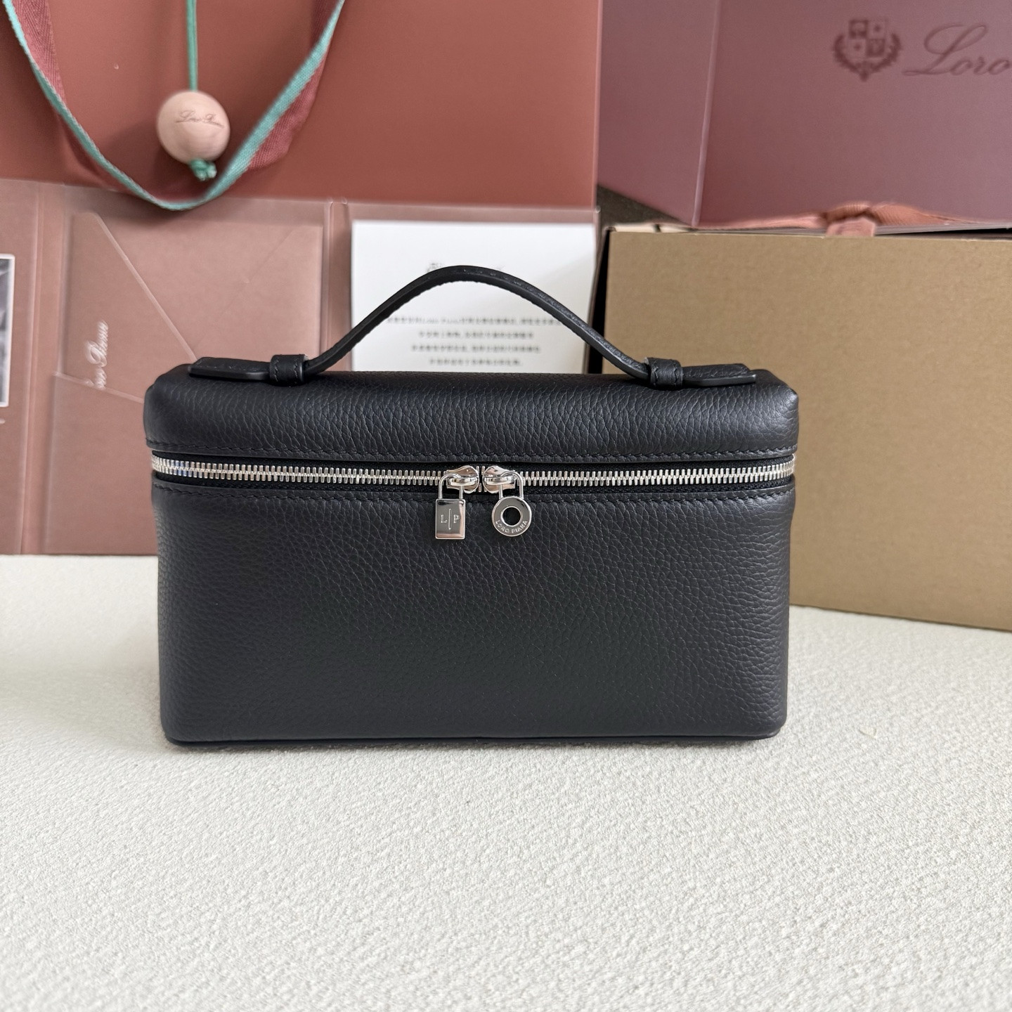 L**o p*ana extra pocket l19 grained calfskin 11 x 19 x 6.5 cm